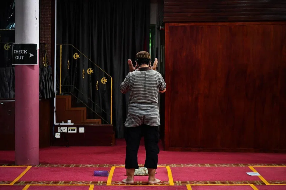 LUAR KELAZIMAN: Seorang lelaki menunaikan solat di dewan Masjid En-Naeem pada 3 Disember 2020. Langkah menjarakkan anggota jemaah diambil sebagai langkah mencegah jangkitan virus dalam suasana pandemik Covid-19. - Foto BH oleh LIM YAOHUI 