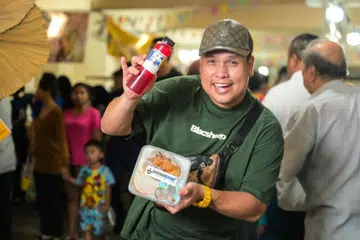 Sempena Ramadan, pelawak dan pencipta kandungan, Shuk Sahar atau nama sebenarnya, Mohammad Shukri Mohamed Sahar, mengendalikan gerai menjual nasi kerabu, ‘Saudagar Kerabu’, di bazar Tampines dan Woodlands. 