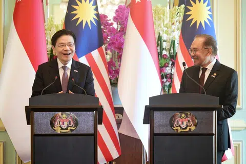 Perdana Menteri, Encik Lawrence Wong (kiri), dan Perdana Menteri Malaysia, Datuk Seri Anwar Ibrahim,  di sidang media bersama semasa menghadiri Rahat Pemimpin Malaysia-Singapura ke-11 di Putrajaya, Malaysia pada 7 Januari.