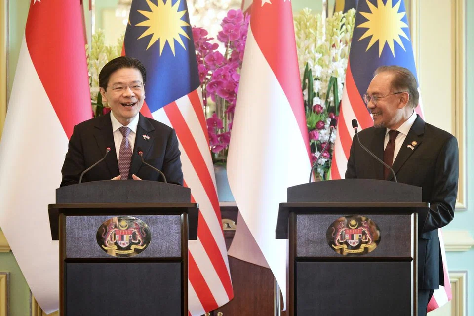 Perdana Menteri, Encik Lawrence Wong (kiri), dan Perdana Menteri Malaysia, Datuk Seri Anwar Ibrahim,  di sidang media bersama semasa menghadiri Rahat Pemimpin Malaysia-Singapura ke-11 di Putrajaya, Malaysia pada 7 Januari.
