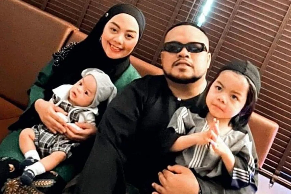 AYAH ERA BARU: Penyanyi dan komposer Ashidy Ridwan, yang diamanahkan mencipta runut bunyi (OST) telefilem khas Hari Bapa, 'Air Mata Ayah', bersama isterinya, Siti, dan dua anak mereka, Yousuf Ar Ridwan dan Muhammad Ar Ridwan. - Foto ihsan ASHIDY RIDWAN