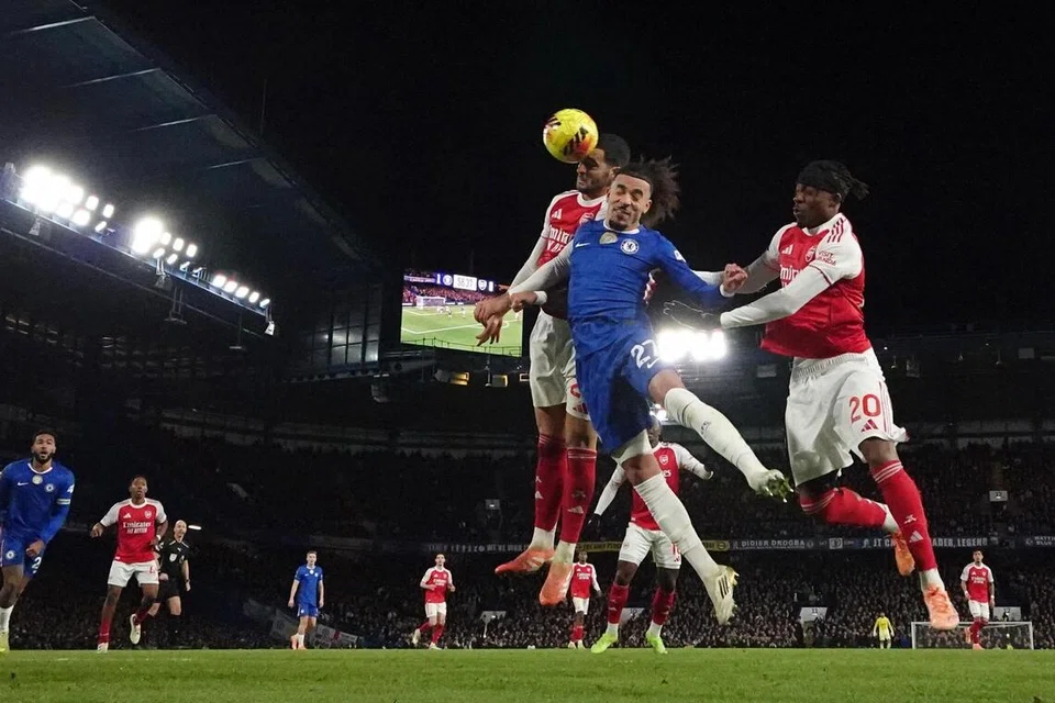 Pemain Arsenal, Mikel Merino (depan, kiri), menanduk bola bagi menjaringkan gol pertama perlawanan, ketika menentang Chelsea dalam perlawanan derby London pada 30 November 2025.
