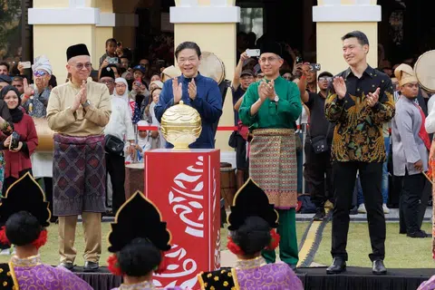 Perdana Menteri, Encik Lawrence Wong (berbaju biru gelap), merasmikan pembukaan semula Taman Warisan Melayu (TWM) pada 25 April. Bersamanya ialah Pemangku Menteri Bertanggungjawab bagi Ehwal Masyarakat Islam, Profesor Madya Dr Muhammad Faishal Ibrahim (baju hijau); Pengerusi Yayasan Warisan Melayu (MHF), Dr Norshahril Saat (baju kuning); Pemangku Menteri Kebudayaan, Masyarakat dan Belia, Encik David Neo (baju hitam). 