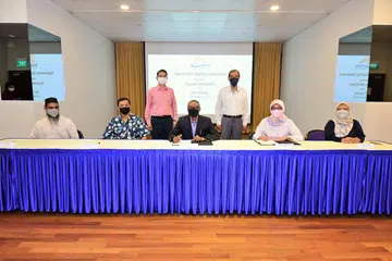 TANDATANGANI PERJANJIAN: (Dari kiri) Pengerusi Masjid Al Abrar, Encik Mohamed Sulaiman Mohamed Arif; Pengerusi Masjid Jamae Chulia, Encik Rasheed Zaman; Dr Faishal Ibrahim; Presiden Persatuan ND, Encik Shaick Fakrudeen; Pengerusi ETF, Encik Abdul Razak Maricar; CEO Mendaki, Cik Zuraidah Abdullah; dan Timbalan CEO Mendaki, Cik Zulaiha Yusuf, di majlis tandatangani perjanjian antara Mendaki dengan Persatuan ND baru-baru ini.- Foto YAYASAN MENDAKI