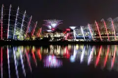 Gardens by the Bay bersinar dalam warna merah dan putih untuk meraikan ulang tahun ke-12 dan kemenangan Anugerah Pilihan Pengembara 2024 daripada TripAdvisor.