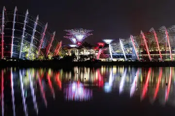 Gardens by the Bay bersinar dalam warna merah dan putih untuk meraikan ulang tahun ke-12 dan kemenangan Anugerah Pilihan Pengembara 2024 daripada TripAdvisor.