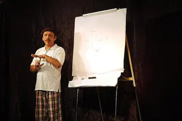 TOKOH SENI: Pelakon Khalid Salleh semasa mempersembahkan monolog 'Jual Ubat' di Kelab Masyarakat Tampines West pada 2014. - Foto fail