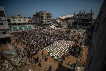 Penduduk Palestin menghadiri pengebumian besar-besaran 112 anggota keluarga Abu Sharia dan Al-Hassayna di timur Bandar Gaza. Jenazah mangsa, termasuk wanita dan kanak-kanak, berjaya dikeluarkan oleh Pasukan Pertahanan Awam Gaza selepas operasi mencari selama dua minggu di bawah runtuhan bangunan kediaman yang musnah dalam serangan udara Israel pada 22 November 2023. Mayat mereka dipercayai tertimbus hampir tiga tahun sebelum ditemui dan akhirnya disemadikan dalam satu upacara pengebumian besar-besaran.