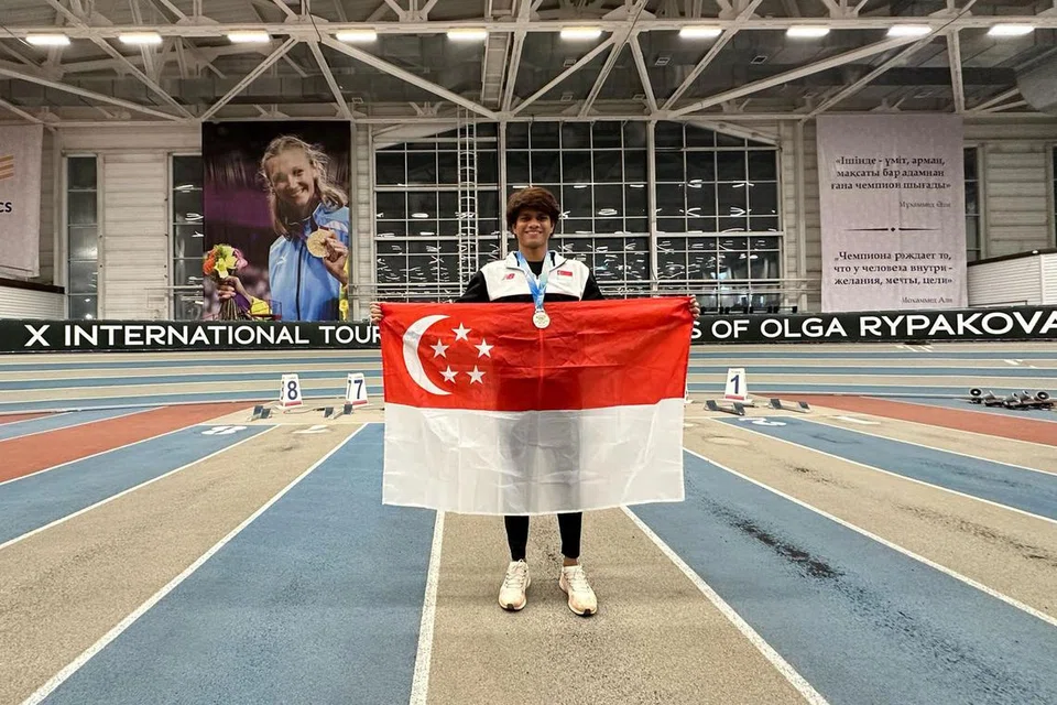Pelari pecut Singapura, Marc Louis, perbaharui rekod nasional 60 meter tertutup miliknya dengan catatan 6.68 saat dan meraih pingat perak di Kejohanan Jelajah Dunia Olahraga Tertutup Siri Perak di Oskemen, Kazakhstan.