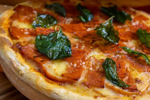 Hidangan piza daging ayam salai berempah (Chicken Bak Kwa Pizza) yang disajikan di restoran Ginger di Parkroyal Beach Road.