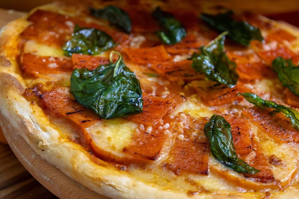 Hidangan piza daging ayam salai berempah (Chicken Bak Kwa Pizza) yang disajikan di restoran Ginger di Parkroyal Beach Road.