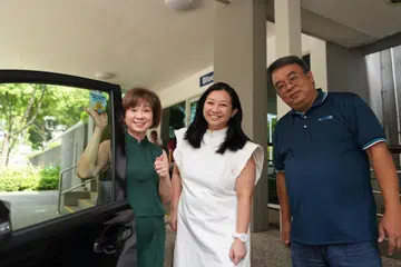 (Dari kiri) Menteri Negara Kanan (Pengangkutan), Dr Amy Khor, melancarkan pelekat kereta ‘Ride clean, Pay the fare’ baru (di tangan kanannya) bagi menggalak etika dan sikap berbudi semasa menaiki teksi dan kereta sewa privet (PHC) bersama penasihat bagi Persatuan Kenderaan Sewa Privet Nasional (NPHVA), Cik Yeo Wan Ling, dan setiausaha agung NPHVA, Encik Goh Say Sing Joseph, pada 10 Februari.