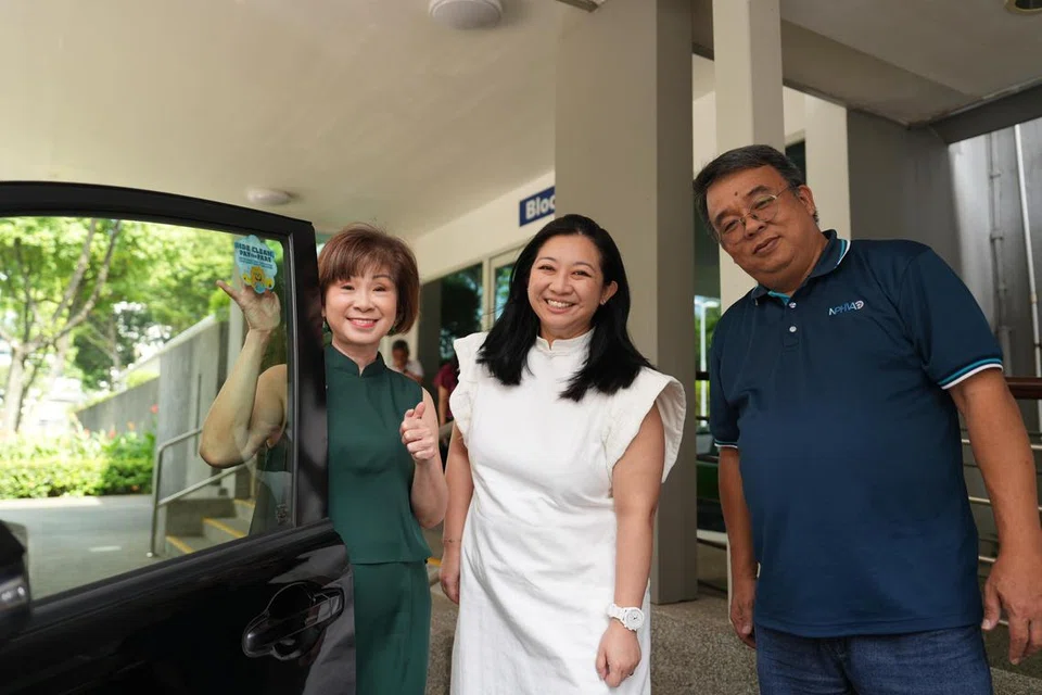 (Dari kiri) Menteri Negara Kanan (Pengangkutan), Dr Amy Khor, melancarkan pelekat kereta ‘Ride clean, Pay the fare’ baru (di tangan kanannya) bagi menggalak etika dan sikap berbudi semasa menaiki teksi dan kereta sewa privet (PHC) bersama penasihat bagi Persatuan Kenderaan Sewa Privet Nasional (NPHVA), Cik Yeo Wan Ling, dan setiausaha agung NPHVA, Encik Goh Say Sing Joseph, pada 10 Februari.