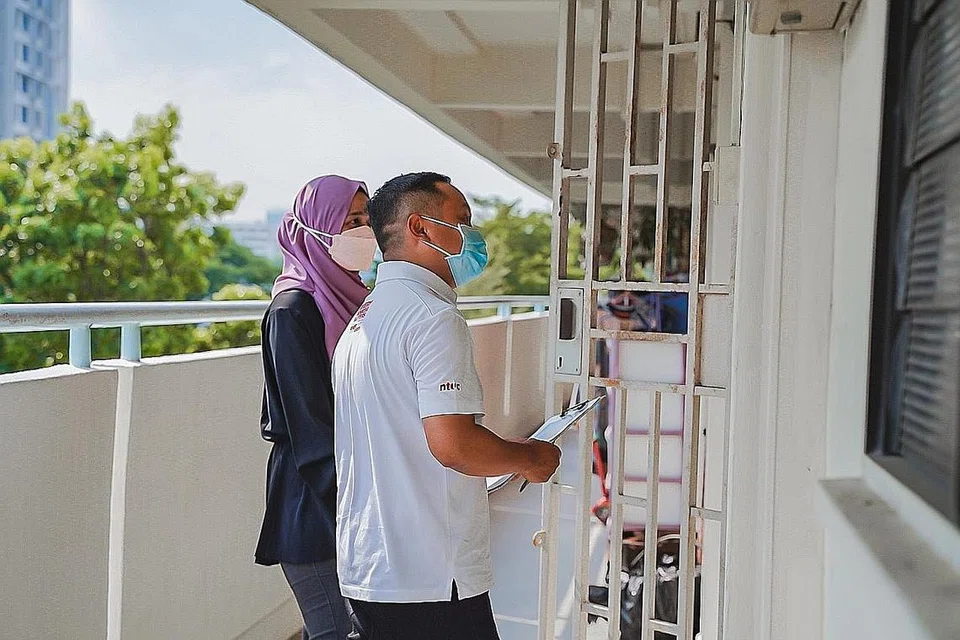 DEKATI PEKERJA: Di bawah kerjasama M3 dan Kesatuan Sekerja Kebangsaan (NTUC), satu program perintis melibatkan pemimpin kesatuan yang mengunjungi rumah ke rumah untuk mendampingi dan membimbing pencari kerja telah diluaskan pada 2022. - Foto fail 