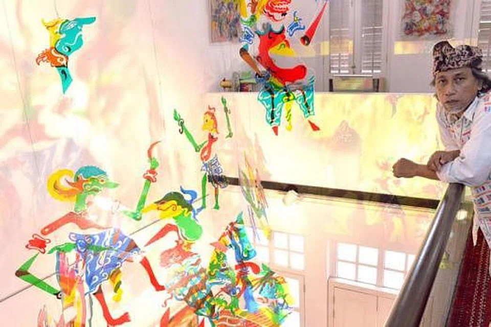 SENTUHAN SEGAR: Encik Tumadi Patri menghasilkan seni pemasangan wayang kulit 'The Journey of Pak Dalang' yang lebih berwarna-warni, seiringan dengan tuntutan masa kini. Inilah karya termahal bernilai $20,000 di pameran 'Story Time'. - Foto-foto KHALID BABA
