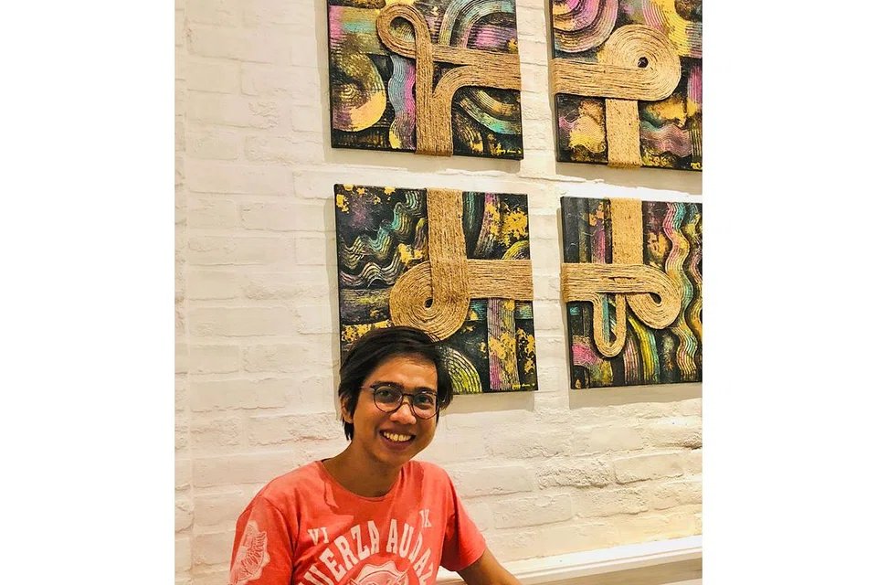 PAPAR LIKU-LIKU HIDUP: Encik Gazaly Haron bertuah dapat ketengahkan seni yang menggambarkan jerih payah kehidupannya buat mata pengamat seni di Singapura dan luar negara. - Foto BH oleh HARYANI ISMAIL 