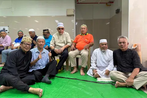 Encik Abdul Rahman Mohsin (duduk di lantai, dua dari kiri), yang kaki kanannya perlu dipotong akibat kencing manis, berharap penambahbaikan di Masjid Darul Makmur akan menjadikan masjid itu lebih mesra untuk golongan keperluan khas sepertinya. 