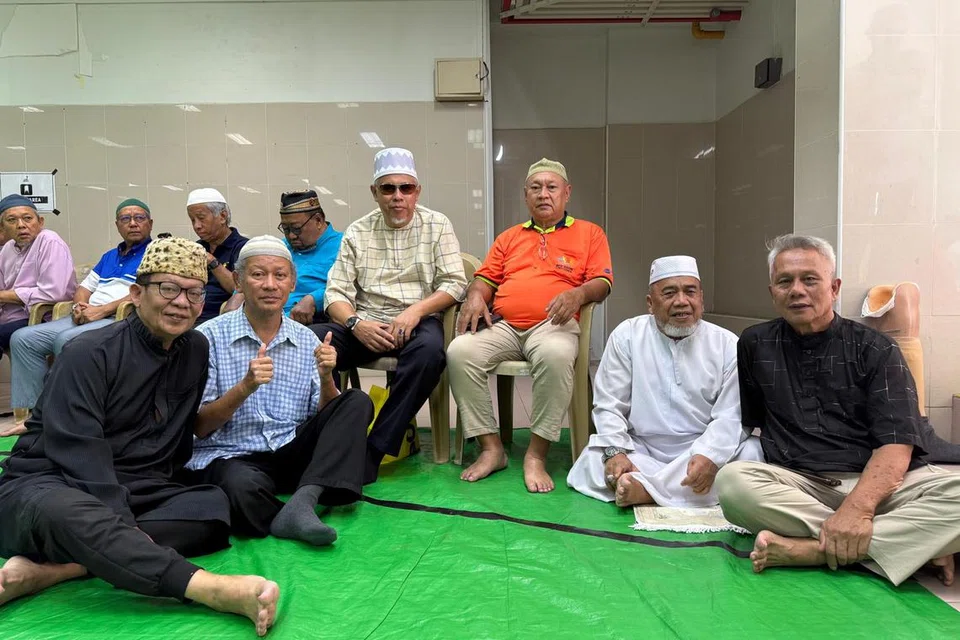 Encik Abdul Rahman Mohsin (duduk di lantai, dua dari kiri), yang kaki kanannya perlu dipotong akibat kencing manis, berharap penambahbaikan di Masjid Darul Makmur akan menjadikan masjid itu lebih mesra untuk golongan keperluan khas sepertinya. 