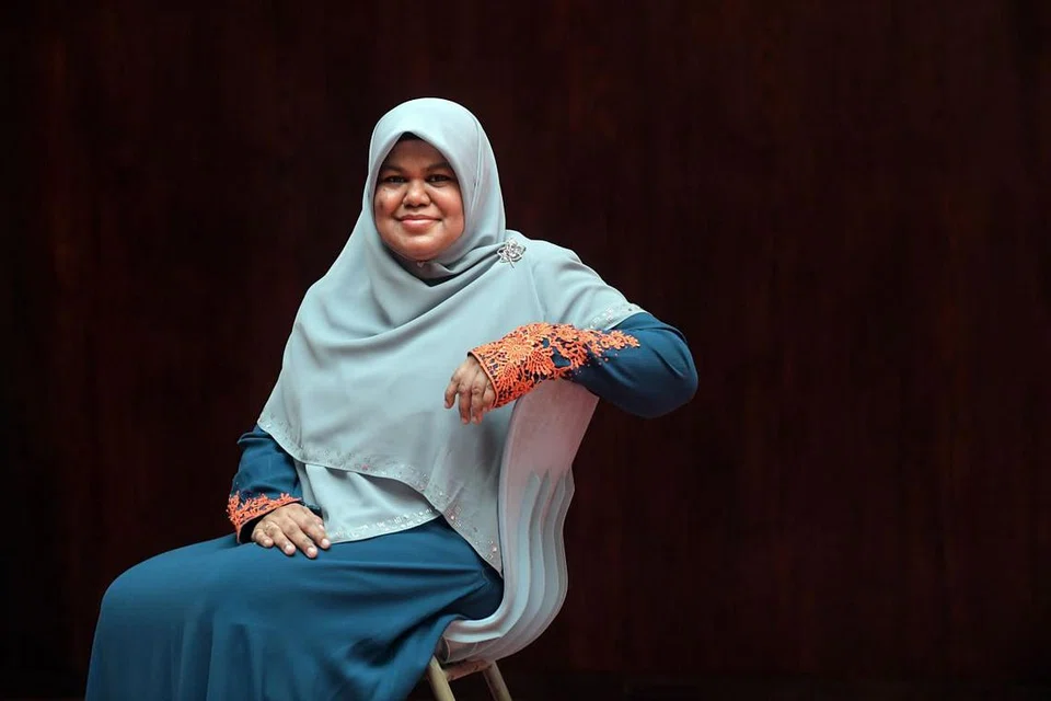 Ustazah Kalthom Muhammad Isa merupakan graduan Sarjana dalam bidang Pengajian Islam Silang Disiplin dari Universiti Islam Negeri Syarif Hidaya'tullah, Jakarta, Indonesia. Beliau juga seorang kaunselor di Kumpulan Pemulihan Agama (RRG). 