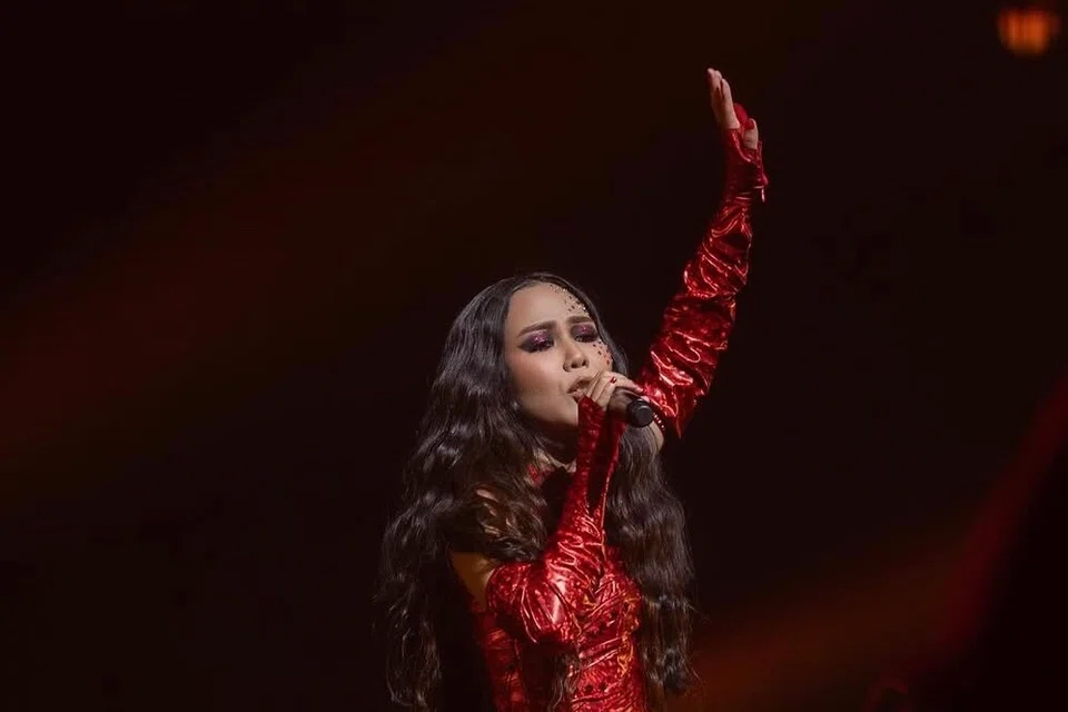 Kayda Aziz, atau nama sebenarnya, Wan Nur Khaleeda Roslan, sentiasa dipesan ibunya, Datuk Sheila Majid, agar bekerja keras membina nama sendiri dalam industri hiburan. 