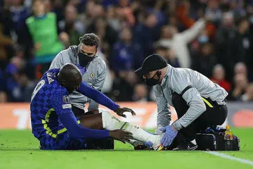 ALAMI KECEDERAAN: Lukaku (jersi biru) dirawat pegawai perubatan selepas cedera dalam kemenangan 4-0 Chelsea ke atas Malmo kelmarin. - Foto REUTERS