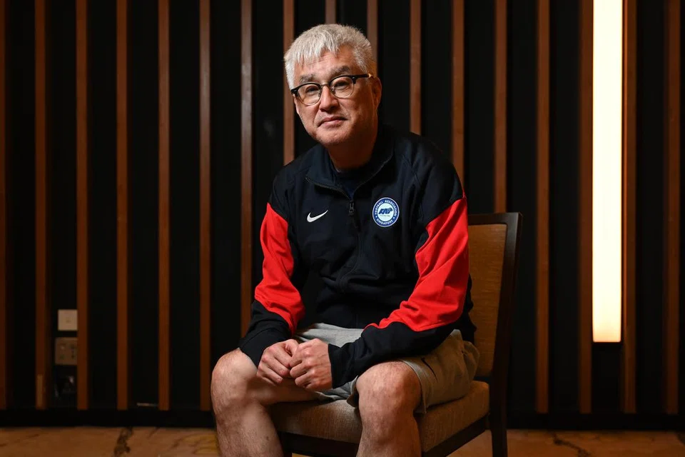 Ketua jurulatih pasukan Singapura, Tsutomu Ogura, berdepan  cabaran besar untuk membangkitkan semula bola sepak Singapura. Sudah lebih setahun beliau memikul tanggungjawab tersebut, dan perjalanan pasukannya banyak turun naik. 