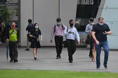 NILAI LEBIH MENYELURUH: Rangka kerja baru dalam permohonan Pas Pekerjaan bertujuan menilai secara menyeluruh karyawan asing yang dibawa masuk ke Singapura, dan menimbangkan bilangan pekerja tempatan dan kepelbagaian dalam syarikat yang ingin disertai. - Foto fail BH