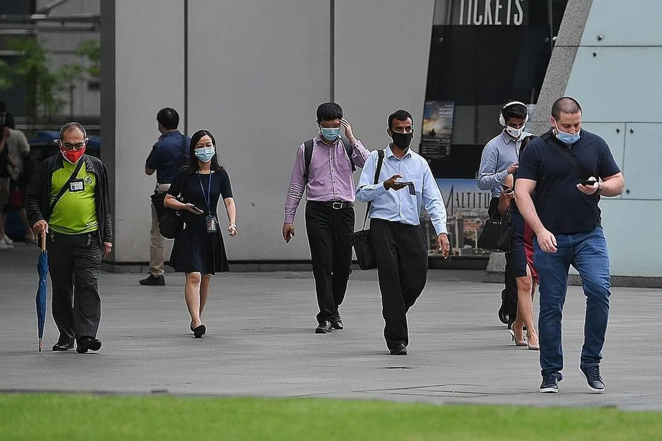 NILAI LEBIH MENYELURUH: Rangka kerja baru dalam permohonan Pas Pekerjaan bertujuan menilai secara menyeluruh karyawan asing yang dibawa masuk ke Singapura, dan menimbangkan bilangan pekerja tempatan dan kepelbagaian dalam syarikat yang ingin disertai. - Foto fail BH