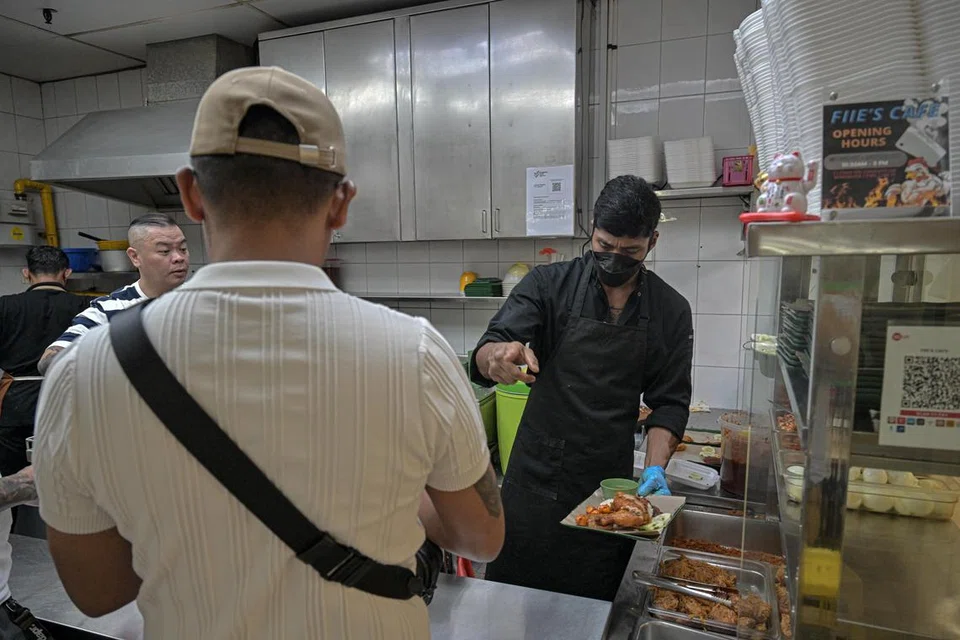 Encik Addie Shafiie, pemilik Fiie’s Cafe di Lucky Plaza, juga dikenali sebagai ‘Mr Grumpy’.