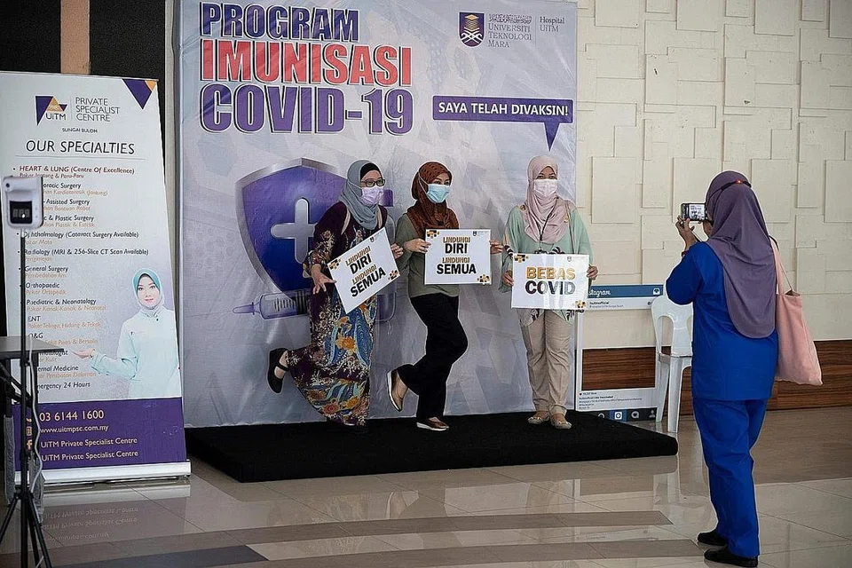BUAT PENDAFTARAN: Kakitangan perubatan bergambar selepas menerima vaksin Pfizer-BioNTech di Hospital UiTM di Sungai Buloh pada 2 Mac lalu. Lebih 2 juta rakyat Malaysia telah mendaftar untuk mendapatkan vaksin Covid-19. - Foto AFP