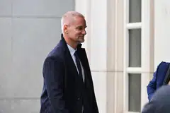 Mantan ketua operasi Goldman Sachs di Asia Tenggara, Timothy Leissner, tiba di Mahkamah Daerah Timur New York, Amerika Syarikat, pada 29 Mei.