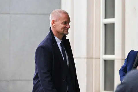 Mantan ketua operasi Goldman Sachs di Asia Tenggara, Timothy Leissner, tiba di Mahkamah Daerah Timur New York, Amerika Syarikat, pada 29 Mei.