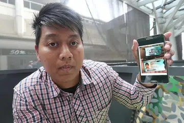 Encik Rizal menunjukkan gambar salinan lesen memandu (atas) dengan nama dan nombor kad pengenalan beliau tetapi gambar Redzuan. Lesen memandu di bawah ialah lesen sebenar beliau. Redzuan menyamar sebagai adiknya lebih 12 kali sepanjang empat tahun. 