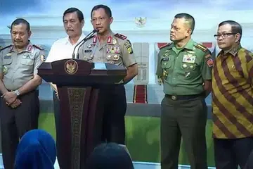 Jeneral Tito Karnavian (tengah) bercakap kepada wartawan di Pejabat Presiden. PHOTO: THE JAKARTA POST / ASIA NEWS NETWORK