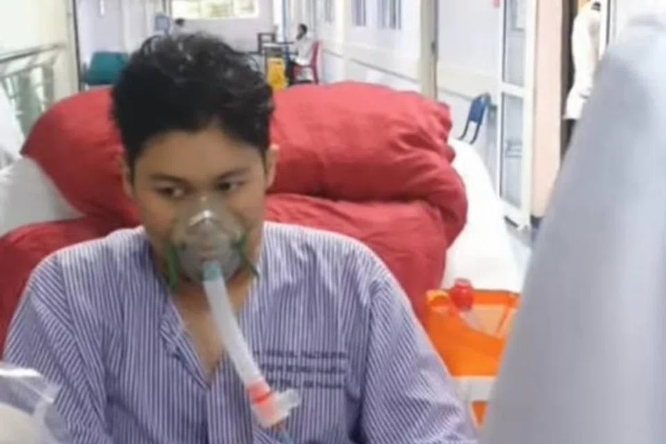 Sebelum disahkan menghidap barah paru-paru, Andre Mikhail mengadu sakit bahu selama sebulan lebih dan telah beberapa kali ke klinik untuk mengambil ubat penahan sakit serta menjalani pemeriksaan lain. Antara gejala lain yang dialami termasuk demam, batuk berpanjangan dan sesak nafas ketika berjalan.