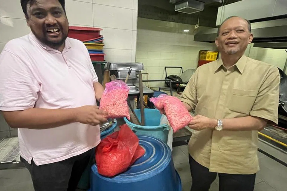 Pengerusi Masjid Jamek Kampung Baru, Datuk Mohd Khay Ibrahim (kanan), bersama Bendahari masjid, Encik Hairmanshah Idris Shaari, menunjukkan udang kering yang akan digunakan sebagai antara bahan utama dalam penyediaan bubur lambuk masjid berkenaan. Sejumlah 350 kilogram udang kering bermutu tinggi disediakan untuk memasak bubur lambuk sepanjang Ramadan.