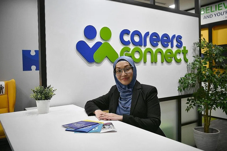BANTUAN KERJAYA: Cik Fauzyah Johari, merupakan seorang duta kerjaya kanan di Workforce Singapore (WSG). Beliau antara lain membantu pencari kerja mendapatkan pekerjaan. WSG menawarkan pelbagai bantuan kepada pemohon kerja termasuk khidmat bimbingan kerjaya peribadi. - Foto fail