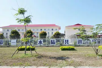 JANGKAUAN PROJEK: Ini adalah gambaran di Kepulauan Maday, sebuah bandar strategik berdekatan Lautan Hindi yang kian menjadi contoh keberkesanan projek raksasa ekonomi China di mana kapal tangki berupaya memunggah minyak petrol yang kemudian disalurkan ke rangkaian paip yang menjangkau 771 kilometer melintasi Myanmar hingga ke Yunnan. Kain rentang dalam bahasa Cina yang dilihat dalam gambar membawa makna 'Satu Jalur Satu Laluan (kini dikenali sebagai Inisiatif Jalur dan Laluan) sudah pun tiba ke Pulau Maday'. - Foto ST.