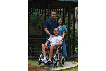 SYUKUR DAPAT DUDUKI PSLE: Encik Sharif Shariman, 52 tahun dan isteri Cik Raihana Mohd Nor, 50 tahun, bersyukur atas kejayaan anak mereka Izzat Hakim Sharif, 15 tahun, walaupun harus menempuhi pelbagai cabaran. - Foto BH oleh KEVIN LIM CP