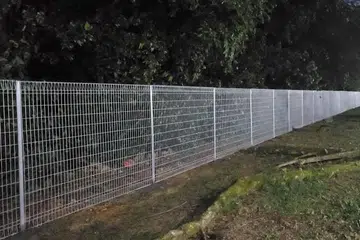 Pagar penghalang sebegini telah mengurangkan  jumlah kematian haiwan liar seperti babi hutan dan rusa sambar akibat kemalangan jalan raya dari 2023 ke 2024.