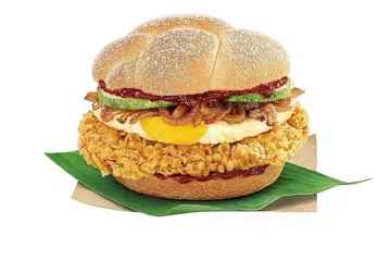 SEDAP: Burger Nasi Lemak daripada McDonald's ini menyediakan pati ayam, telur goreng, timun dan sambal sebagai intinya. - Foto MCDONALD'S