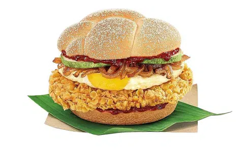 SEDAP: Burger Nasi Lemak daripada McDonald's ini menyediakan pati ayam, telur goreng, timun dan sambal sebagai intinya. - Foto MCDONALD'S