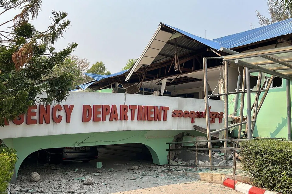 Kerosakan pada sebahagian jabatan kecemasan sebuah hospital di Naypyidaw pada 28 Mac 2025, susulan gempa bumi yang melanda tengah Myanmar. Gempa kuat yang berlaku pada 28 Mac turut dirasai di negara jiran, Thailand, menyebabkan sebuah hospital utama di ibu negara Myanmar bertukar menjadi “zon kecemasan besar-besaran” dan puluhan pekerja terperangkap di bangunan pencakar langit yang masih dalam pembinaan di Bangkok.
