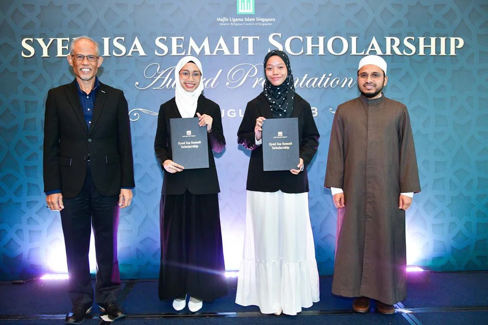 BIASISWA BERPRESTIJ: (Dari kiri) Encik Masagos Zulkifli Masagos Mohamad, serta dua penerima biasiswa - Cik Haninah Rehan dan Cik Siti Nur Fatimah Abdul Rashid - bersama Dr Nazirudin Mohd Nasir di majlis penyampaian Biasiswa Syed Isa Semait pada Isnin.