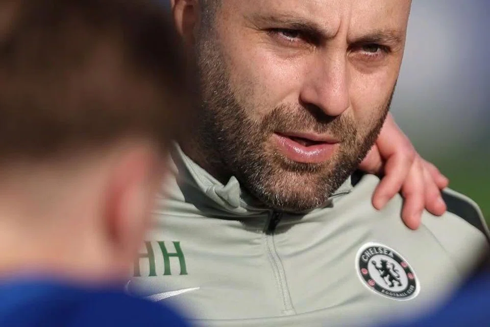Bekas pengurus pasukan bawah-21 tahun Chelsea, Calum McFarlane dilantik sebagai pengendali sementara Chelsea hingga akhir musim 2025/2026, menggantikan Liam Rosenior. Ini merupakan kali kedua beliau memegang peranan tersebut.