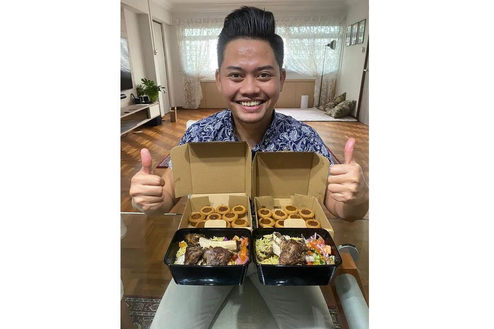 BERANEKA HIDANGAN: Antara makanan yang beliau menjual di NakedcooksSG termasuk hidangan seperti Nasi Mandi dan pencuci mulut seperti Sea salt caramel pods. - Foto ihsan AHMAD HOSNI MD HANAPI