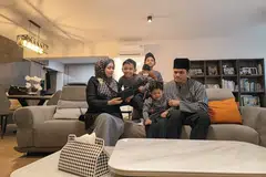 (kiri) Cik Nur Farhanah Ayob beraya bersama keluarganya termasuk ahli keluarga tambahan - si ‘Encik Monyet’. 