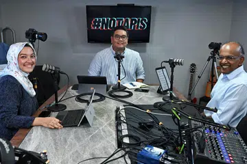 BINCANG ISU DISKRIMINASI: (Dari kiri) Wartawan, Cik Natasha Mustafa dan Editor Berita, Encik Nazri Hadi Saparin, bersama Encik K Shanmugam dalam satu episod #NoTapis yang membincangkan tentang diskriminasi di tempat kerja.