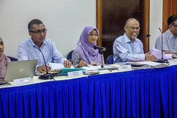 IMBAS PENCAPAIAN MENDAKI: (Dari kiri) Timbalan Pengarah Kewangan Mendaki, Encik Nizar Mustafa; Ketua Pegawai Eksekutif (CEO) Mendaki, Cik Rahayu Buang; dan Pengerusi Mendaki, Encik Masagos Zulkifli Masagos Mohamad; di permulaan Mesyuarat Agung Tahunan (AGM) ke-29 Mendaki semalam. - Foto BM oleh ZULHILMI MOHD HASSAN