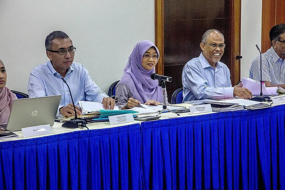 IMBAS PENCAPAIAN MENDAKI: (Dari kiri) Timbalan Pengarah Kewangan Mendaki, Encik Nizar Mustafa; Ketua Pegawai Eksekutif (CEO) Mendaki, Cik Rahayu Buang; dan Pengerusi Mendaki, Encik Masagos Zulkifli Masagos Mohamad; di permulaan Mesyuarat Agung Tahunan (AGM) ke-29 Mendaki semalam. - Foto BM oleh ZULHILMI MOHD HASSAN